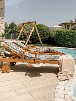 Beliani Akaasiapuinen Aurinkotuoli Raidallisella Pehmusteella Java Outlet