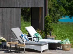 Beliani Aurinkotuoli Valkoinen Harmaalla Istuintyynylla Vasto New