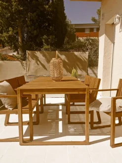 Beliani 8-Istuttava Puutarhapoytasetti Sini-Valkoraidallisilla Pehmusteilla Sassari Outlet