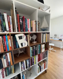 Beliani Kirjahylly 17 Hyllya Valkoinen/Tumma Puu Alloa Cheap