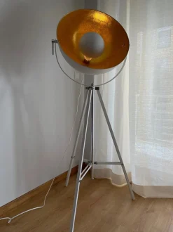 Beliani Lattiavalaisin Metalli Valkoinen/Kulta Thames Sale