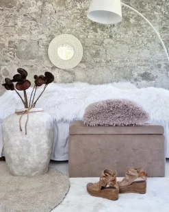 Beliani Rahi Sametti Säilytystila Vaaleanruskea 72 X 42 Cm Michigan Best