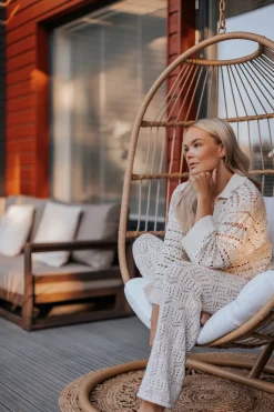 Beliani Riipputuoli Jalustalla Polyrottinki Luonnonvari Alba Discount