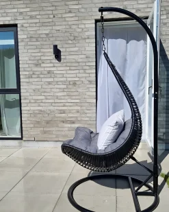 Beliani Riipputuoli Jalustalla Polyrottinki Musta Atri Fashion