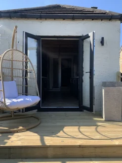 Beliani Riipputuoli Jalustalla Polyrottinki Beige Allera Store