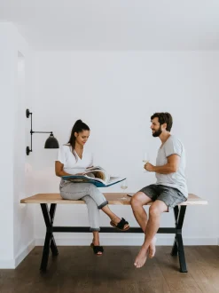 Beliani Ruokapoyta Akaasia Vaalea Puu/Musta 200 X 95 Cm Valbo New