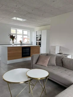 Beliani Sivupoyta Lasitasolla Metalli Valkoinen/Kulta Meridian Ii Online